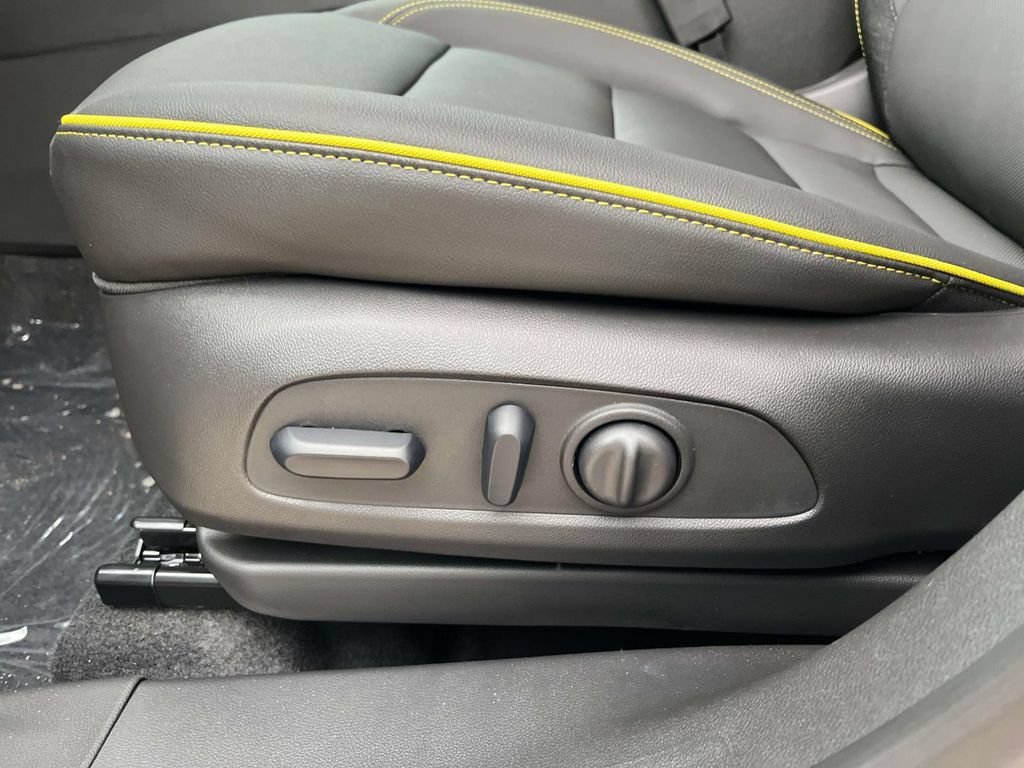 Used 2025 Iridescent Pearl Tricoat Chevrolet ACTIV image 24