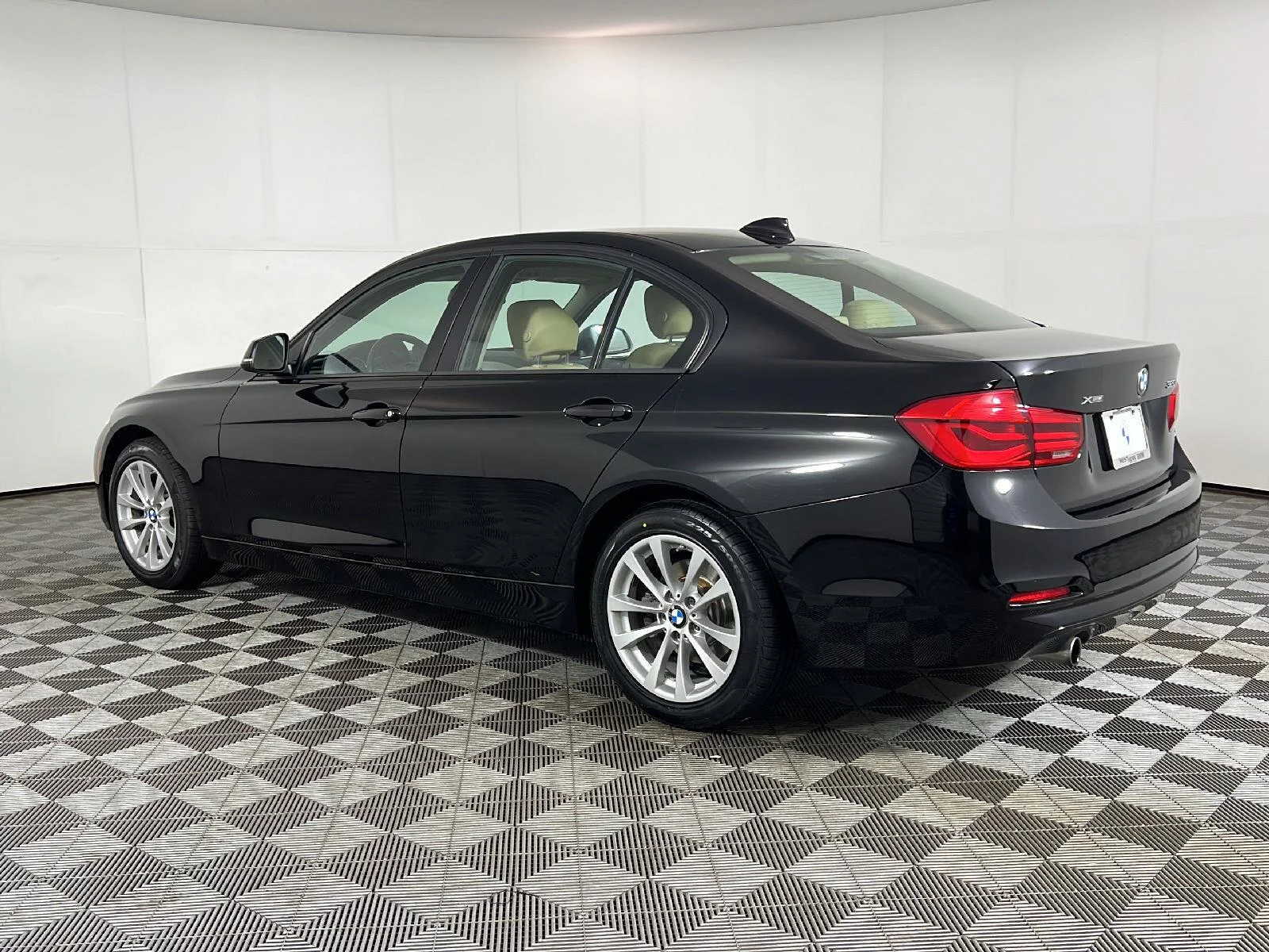 Used 2018 Jet Black BMW 320i xDrive image 9