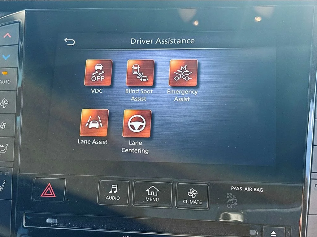 Used 2023 White INFINITI LUXE image 28