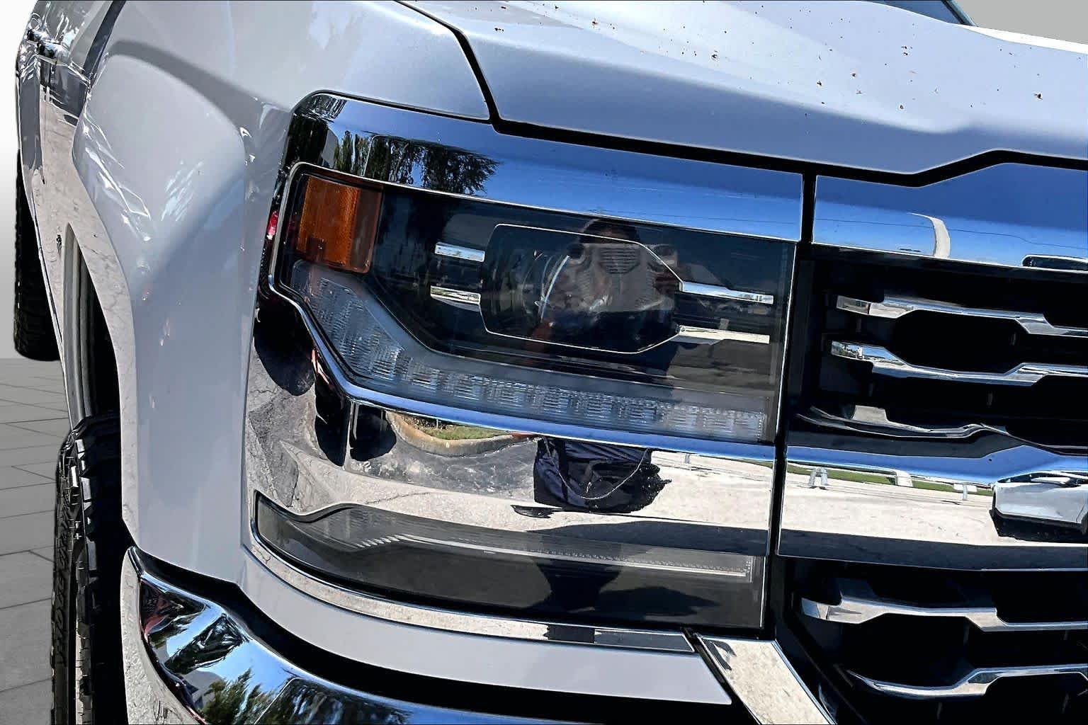 Used 2018 Iridescent Pearl Tricoat Chevrolet LTZ image 28