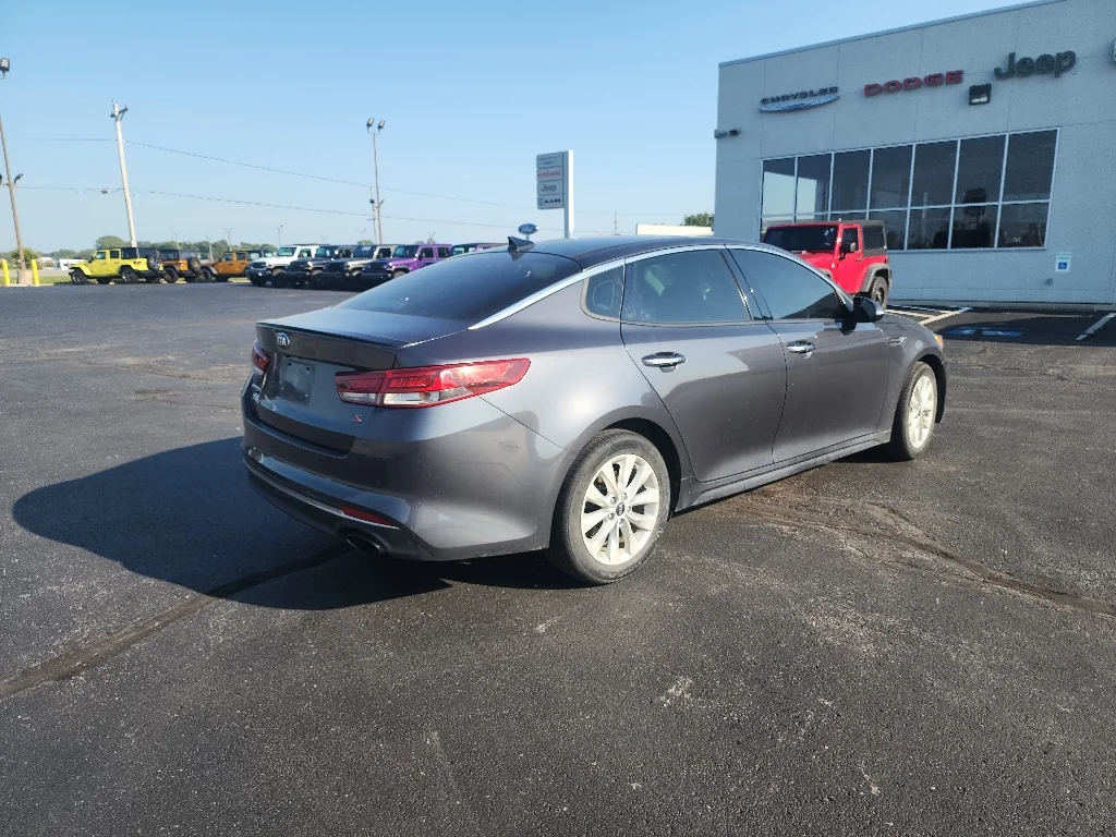 Used 2018 Platinum Graphite Kia S image 5
