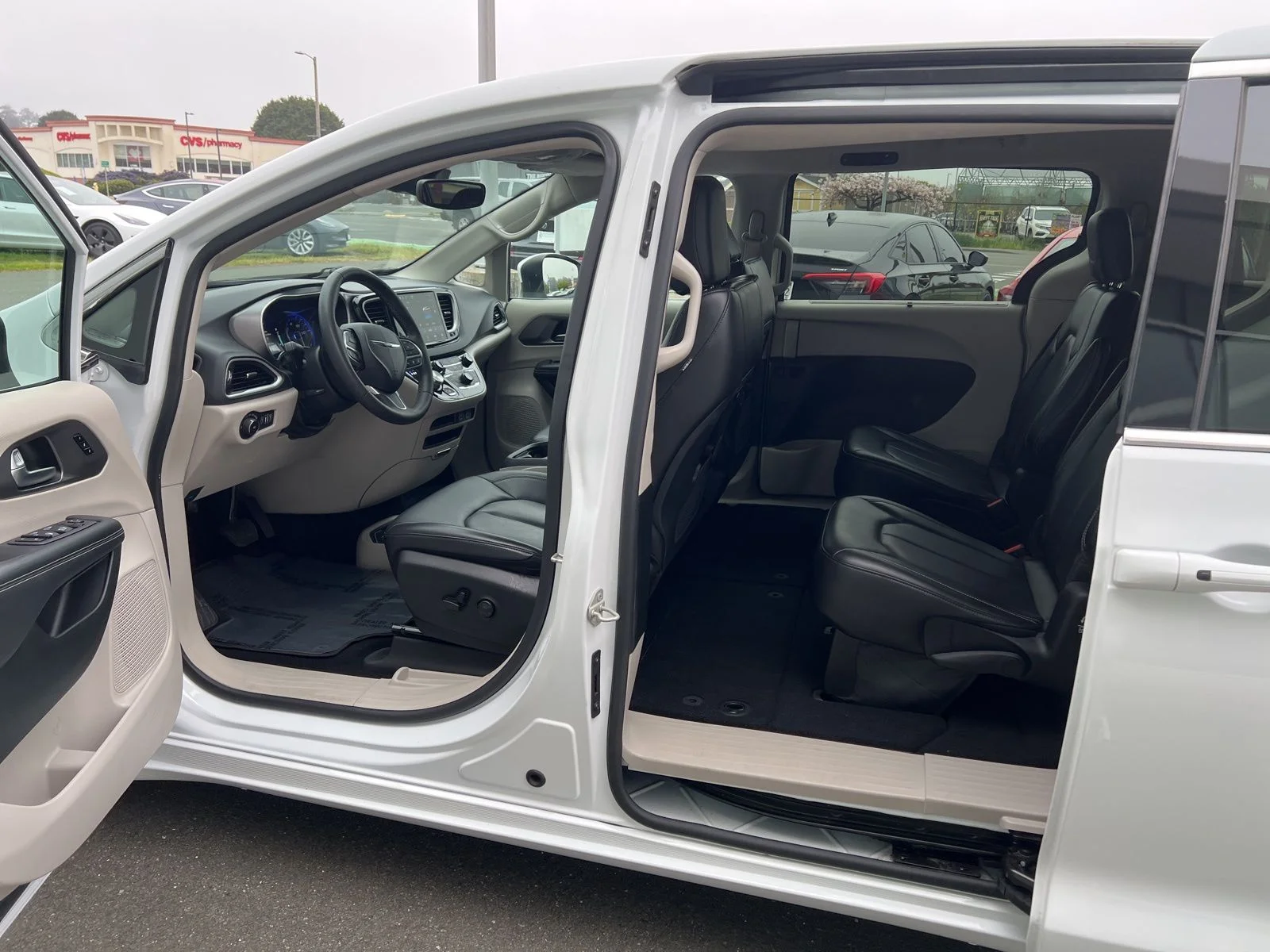 Used 2023 White Chrysler Touring L image 15