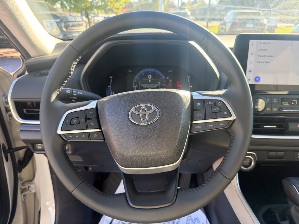 Used 2024 White Toyota XLE image 18
