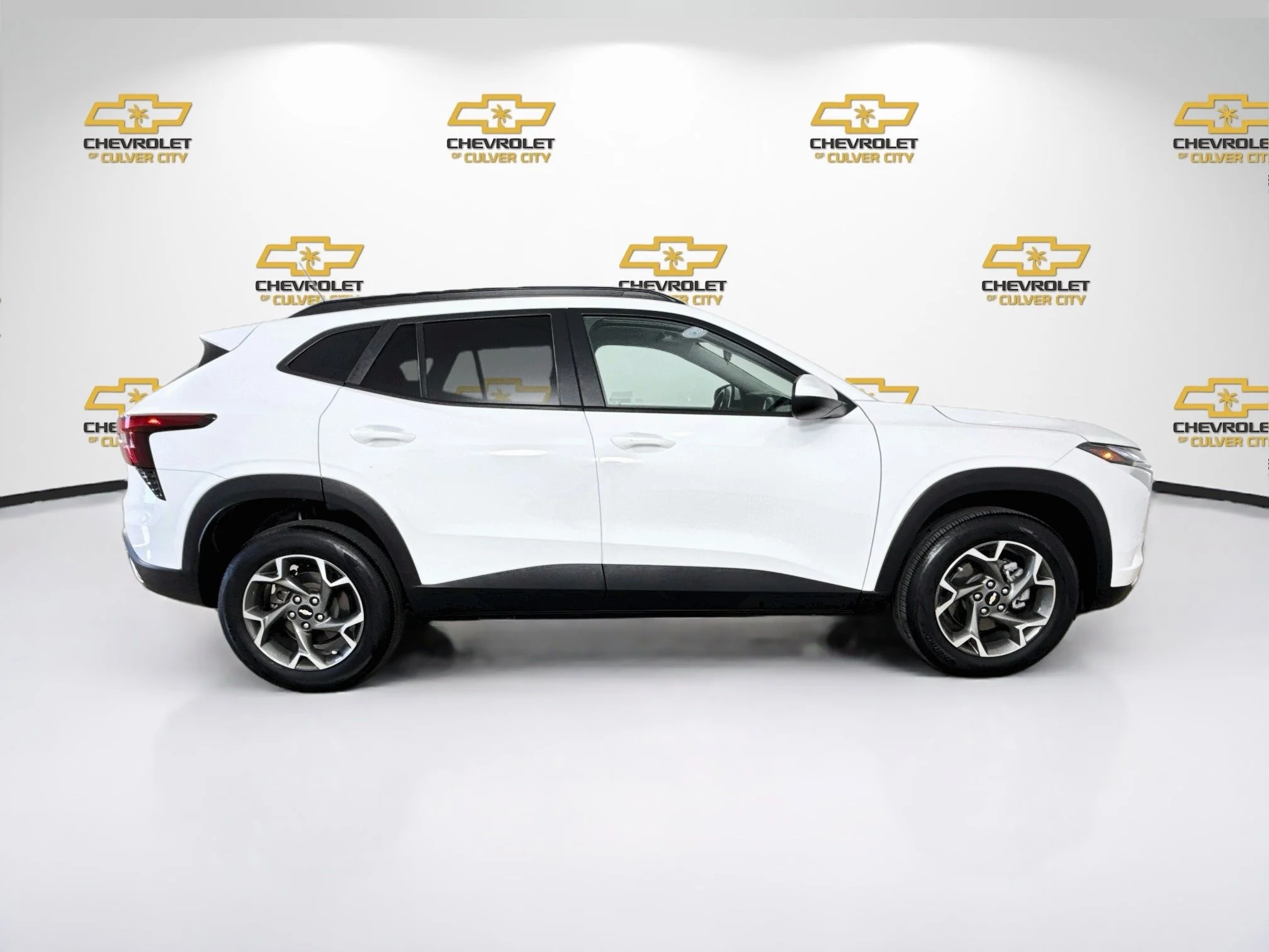 Used 2025 Summit White Chevrolet LT image 9