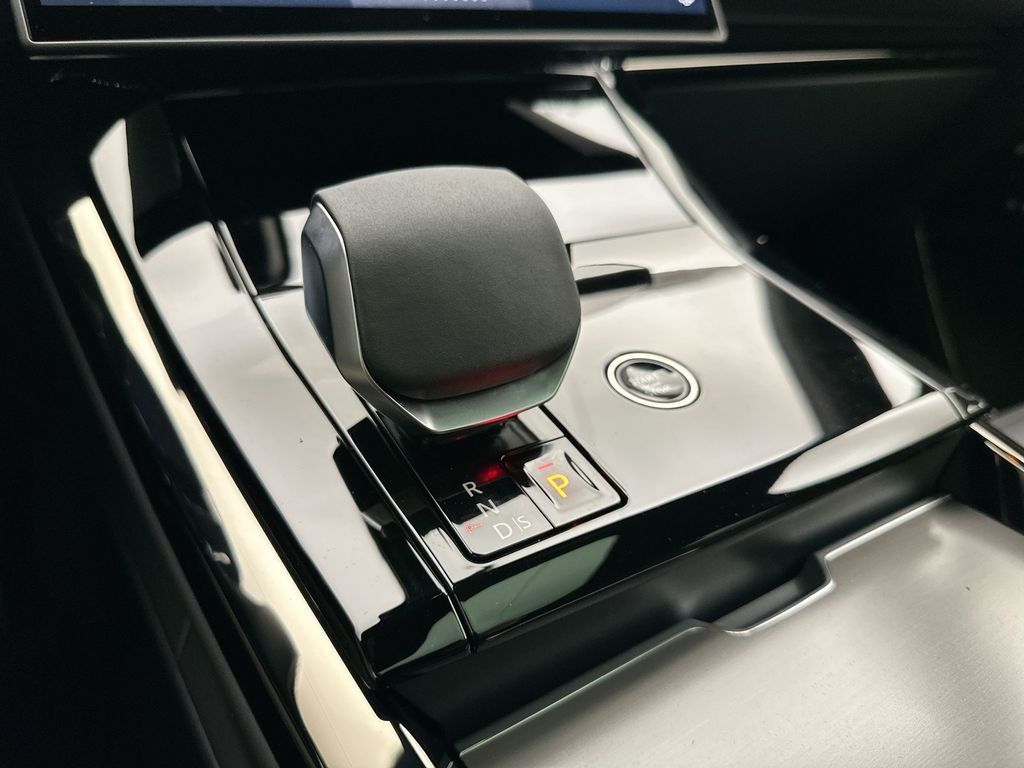 New 2027 Ostuni Pearl Wht Prem Met Land Rover Dynamic SE image 14