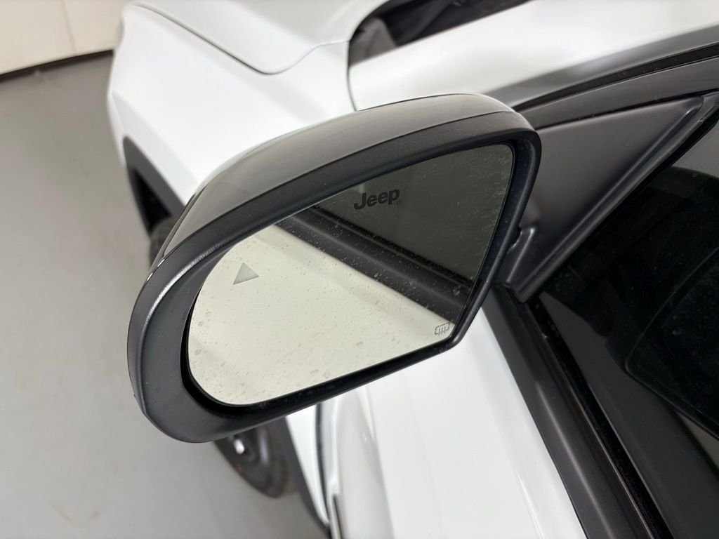 New 2026 Bright White Clear-Coat Exterior Paint Jeep Latitude image 14