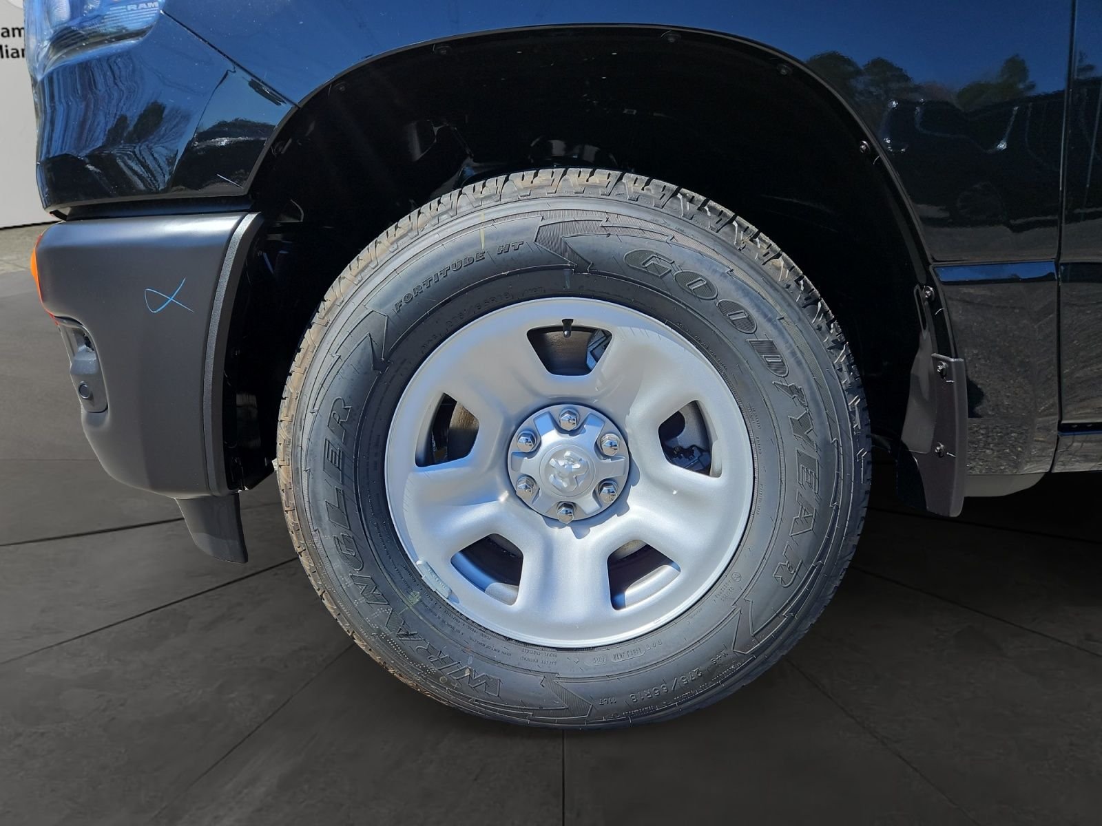 New 2026 Diamond Black Crystal Pearl-Coat Exterior Paint RAM Tradesman image 14