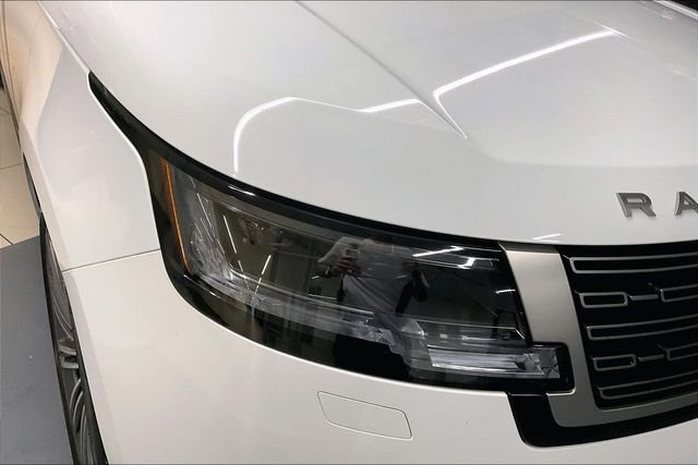 Used 2023 White Land Rover SE image 32