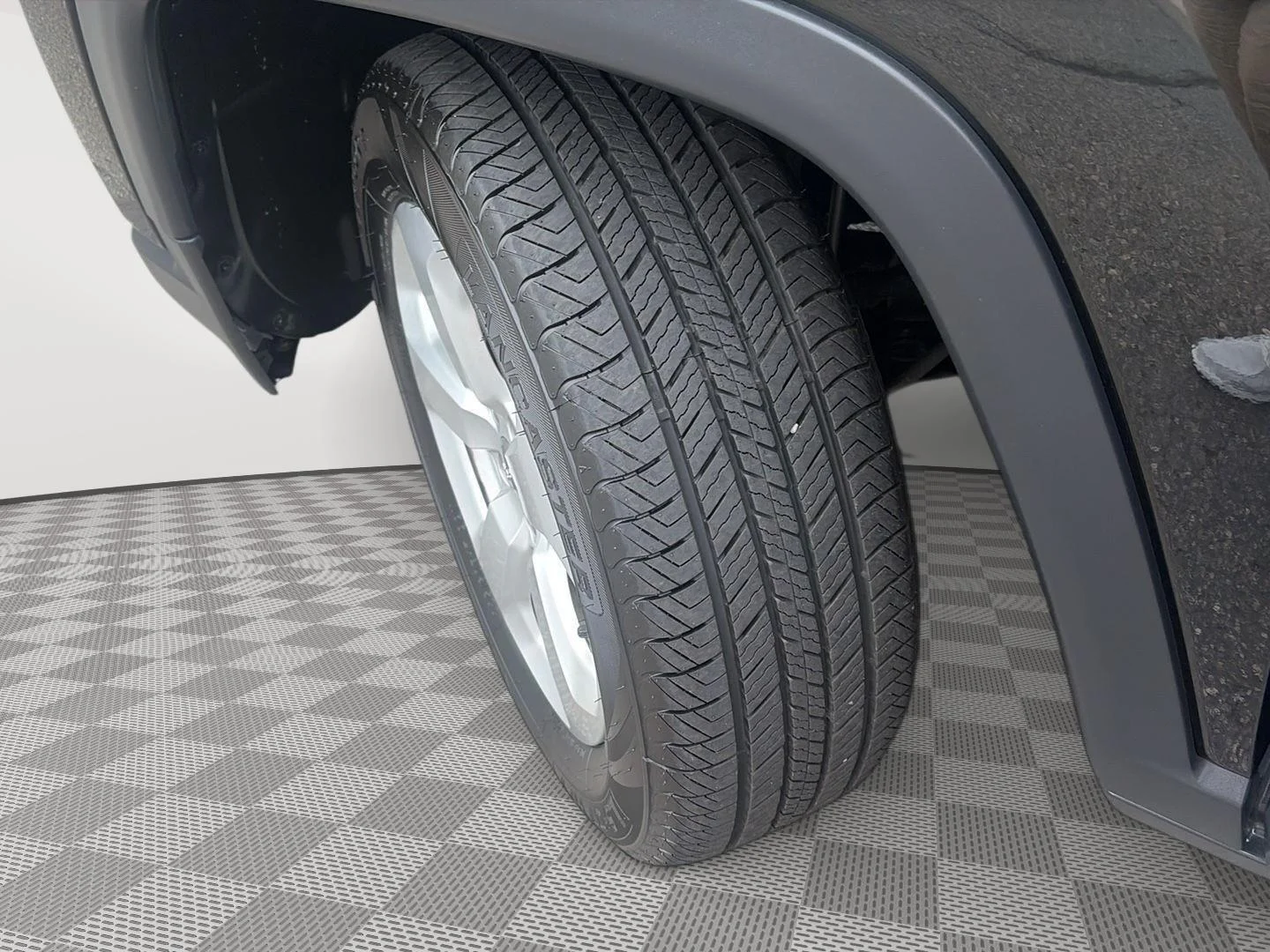 Certified Used 2019 Diamond Black Crystal Pearlcoat Jeep Latitude image 12