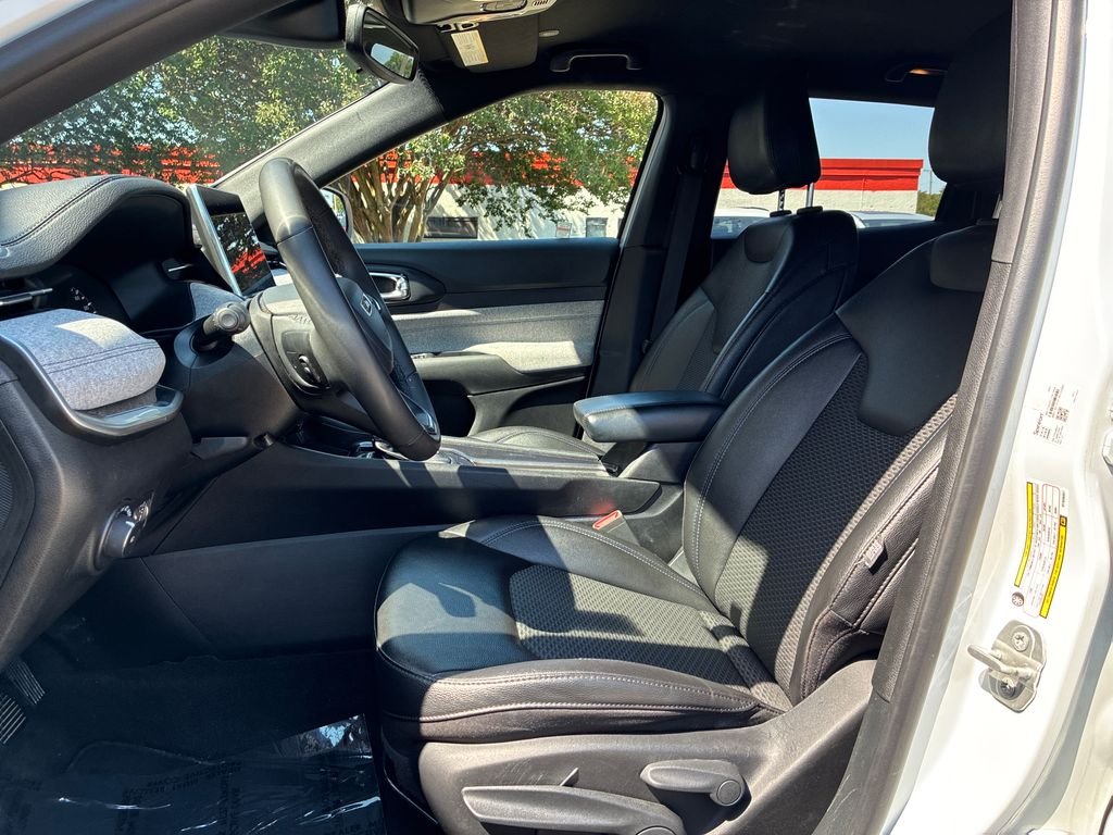 Used 2024 White/off-white Jeep Latitude image 10