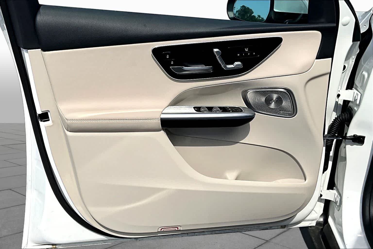 Used 2025 Polar White Mercedes-Benz GLC 300 image 22