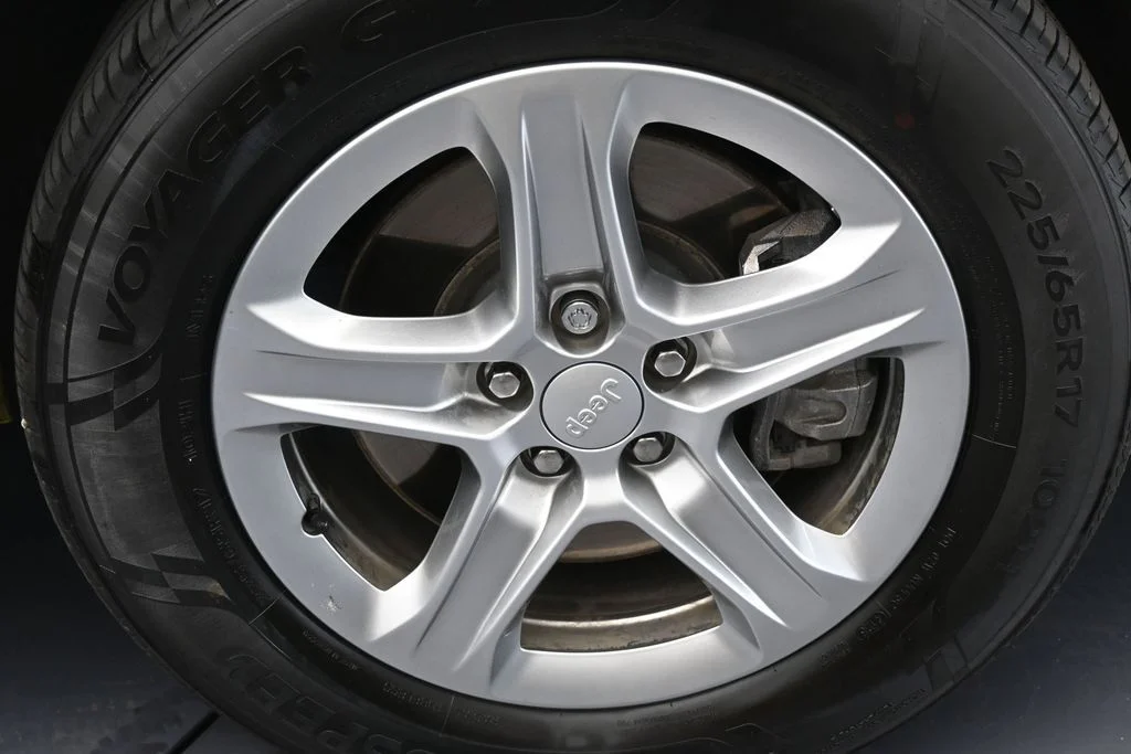 Used 2023 Bright White Clearcoat Jeep Latitude image 41