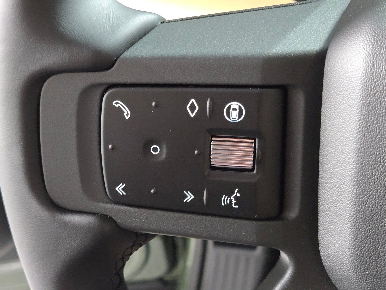 New 2026 Woolstone Green Land Rover X-Dynamic SE image 25