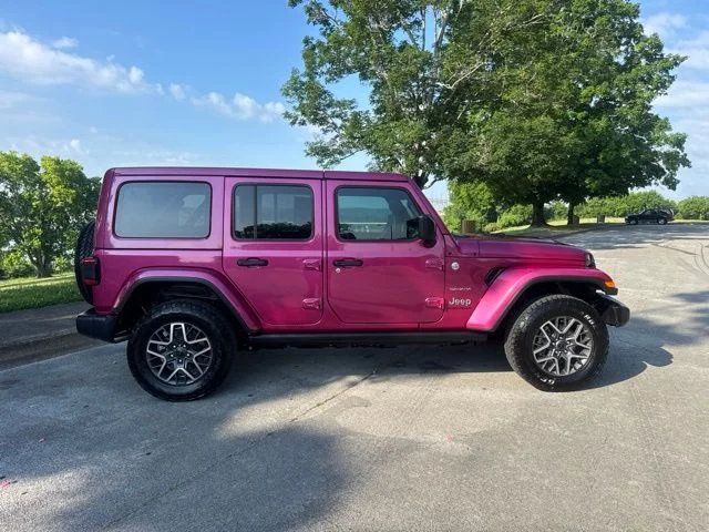 Used 2024  Jeep Sahara image 9