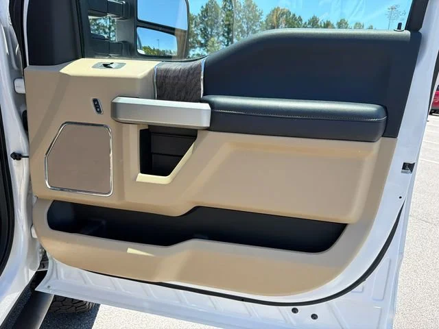 Used 2017  Ford Lariat image 14