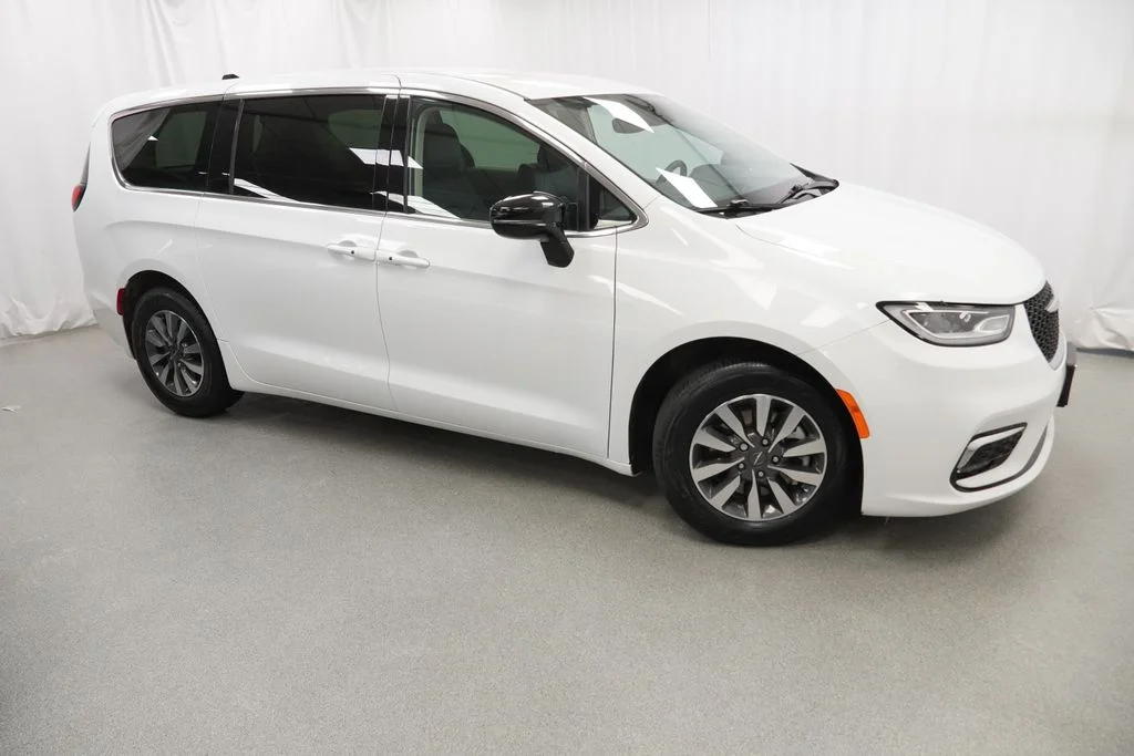 Used 2024 White Chrysler Select image 19