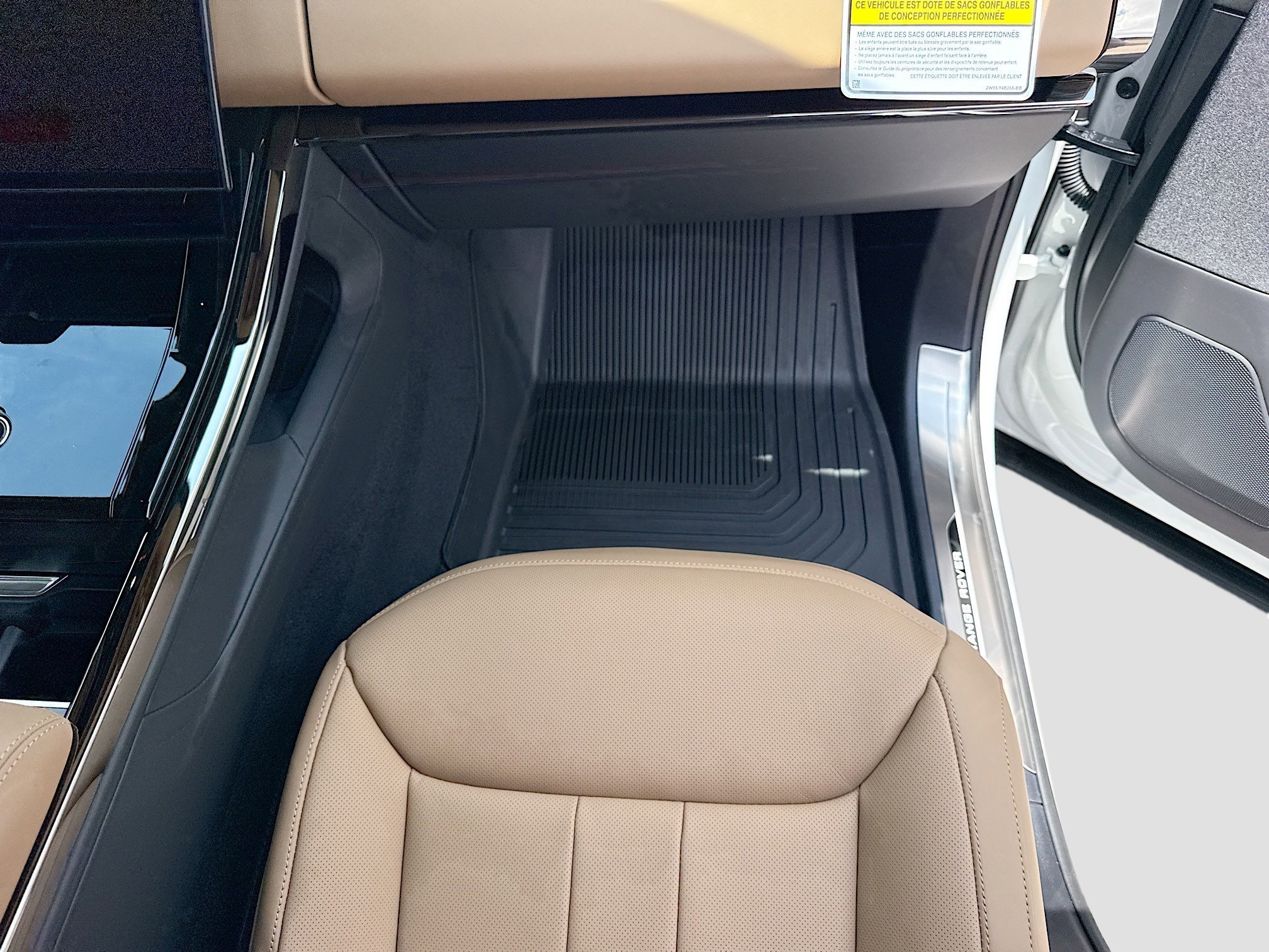 New 2026 Fuji White LAND ROVER SE image 18