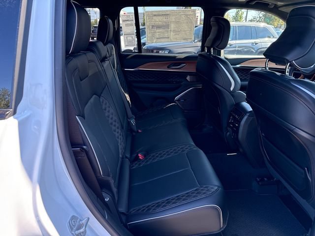 New 2025 Bright White Clear-Coat Exterior Paint Jeep Summit Reserve image 10