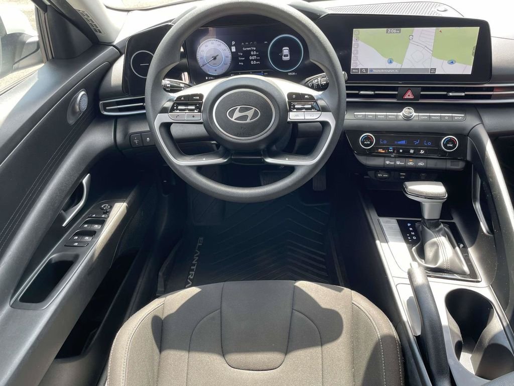 Used 2024 White Hyundai SEL image 9
