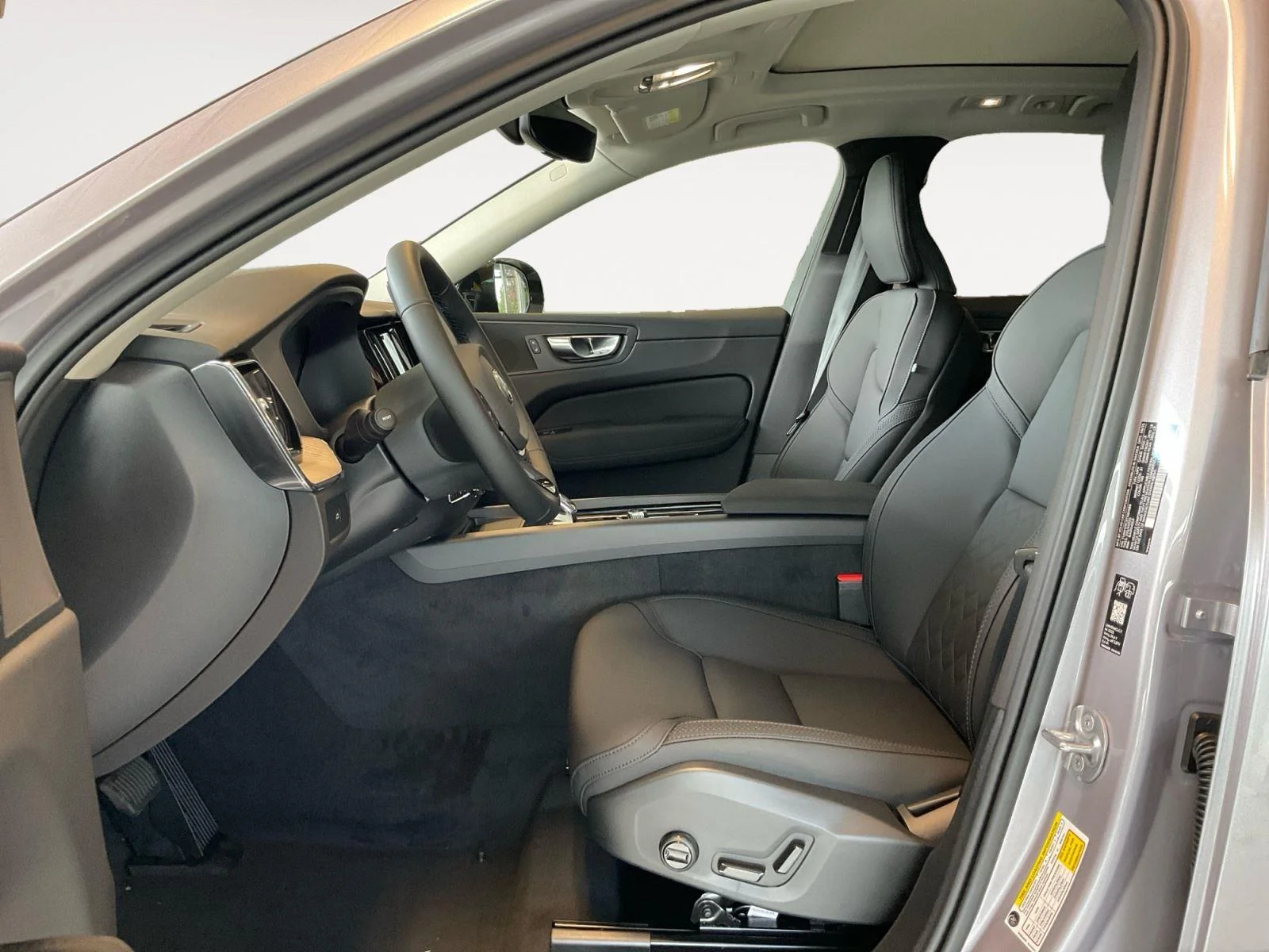 2026 Volvo XC60 Plus - Photo 9