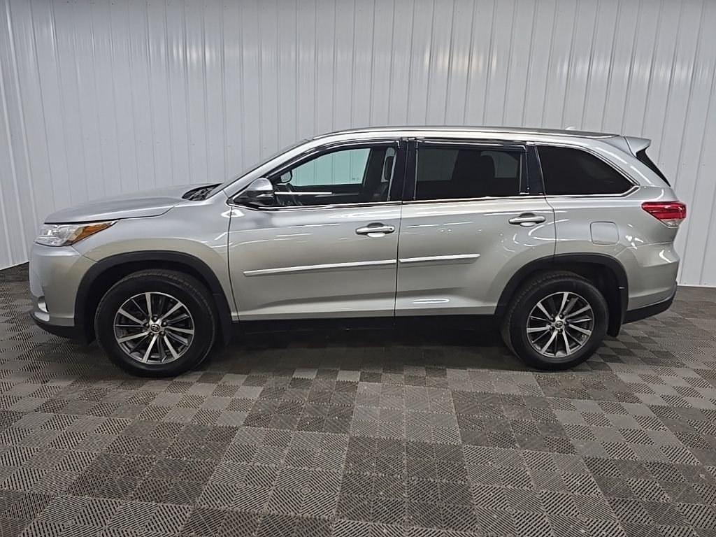 Used 2019 Silver Toyota XLE image 5