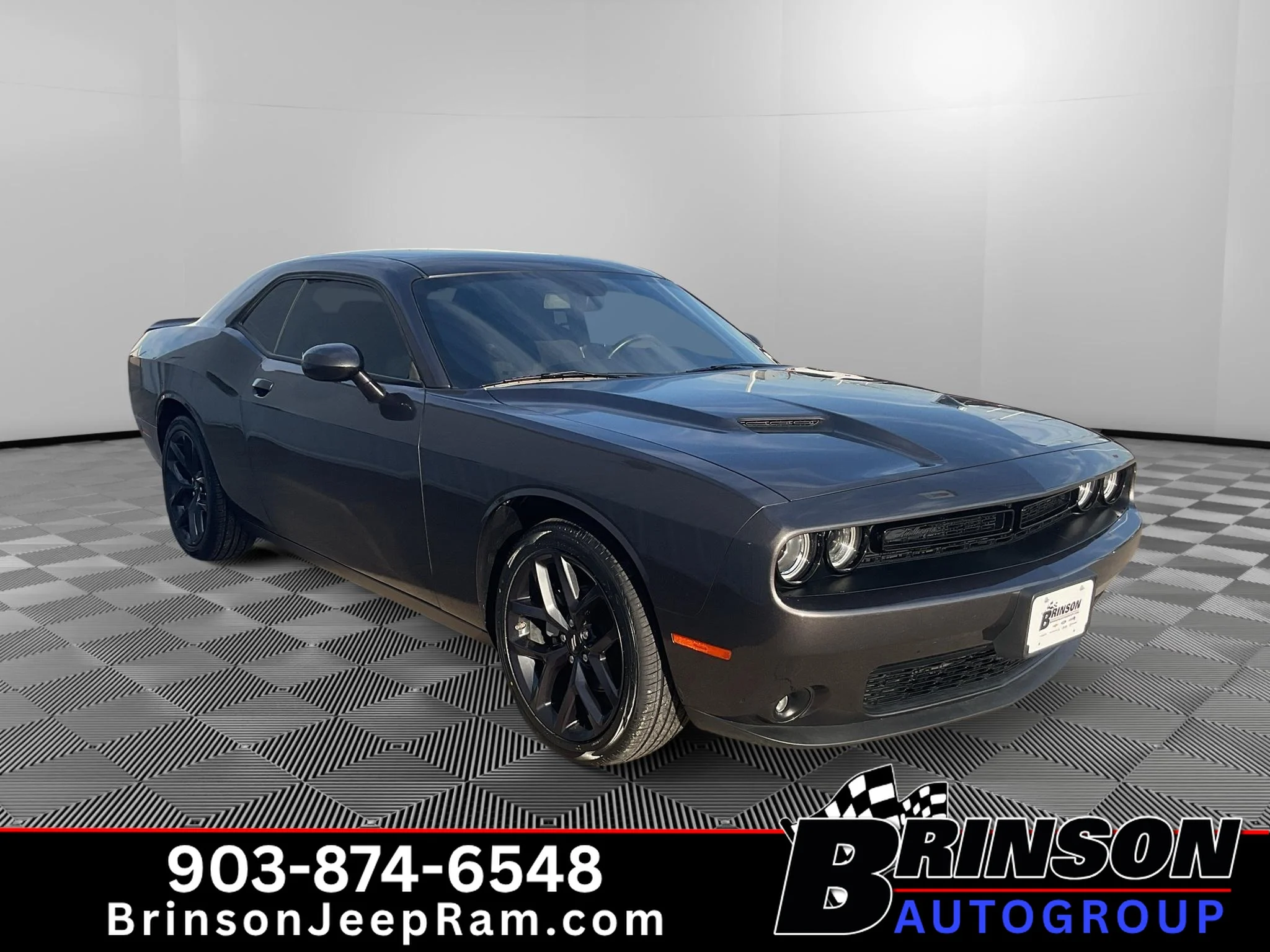 Used 2023 Granite Pearlcoat Dodge SXT image 3