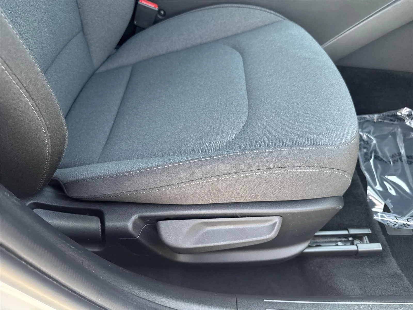 Used 2025 Snow White Pearl Kia LXS image 35