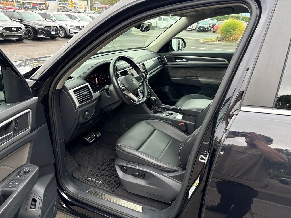 Used 2022 Deep Black Volkswagen 3.6L V6 SEL R-Line image 13