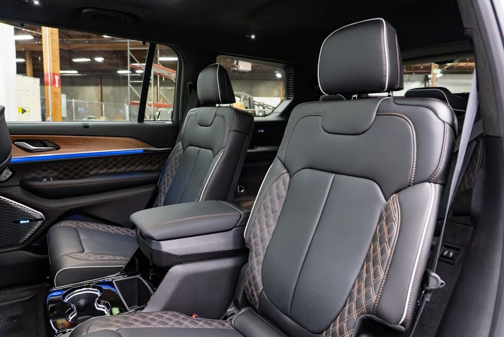 New 2026 Bright White Clear-Coat Exterior Paint Jeep Summit image 31