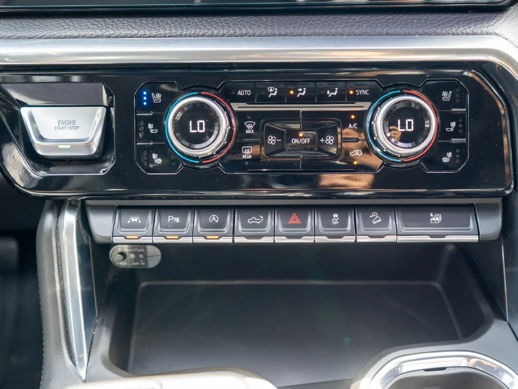 Used 2023 White GMC Denali image 28