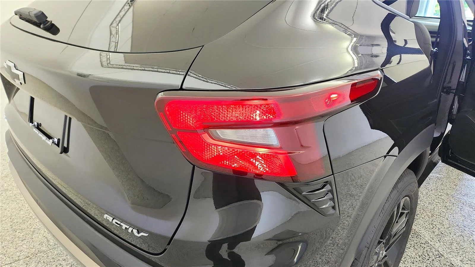 New 2026 Mosaic Black Metallic Chevrolet ACTIV image 33