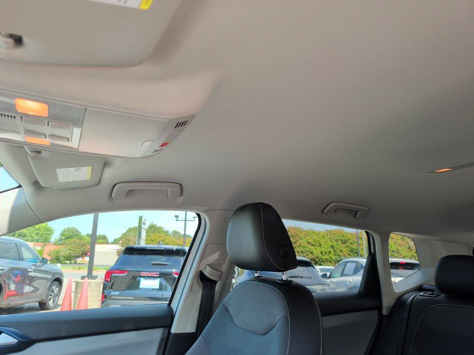 Used 2022 Pure White Volkswagen SE image 27