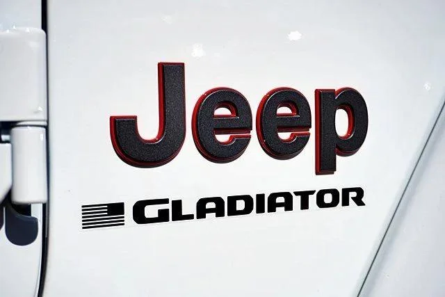 New 2026 Bright White Clear-Coat Exterior Paint Jeep Mojave image 12