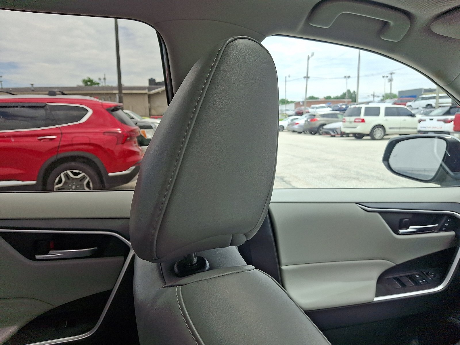 2019 Toyota RAV4 XLE Premium - Photo 14