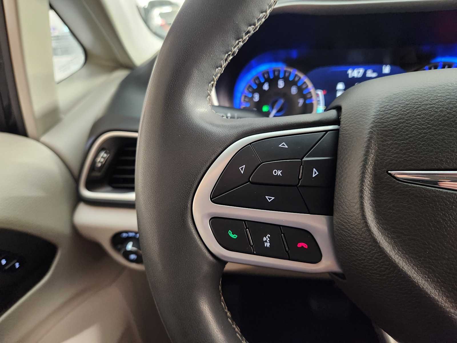 Used 2023 Brilliant Black Crystal Pearlcoat Chrysler Touring L image 28