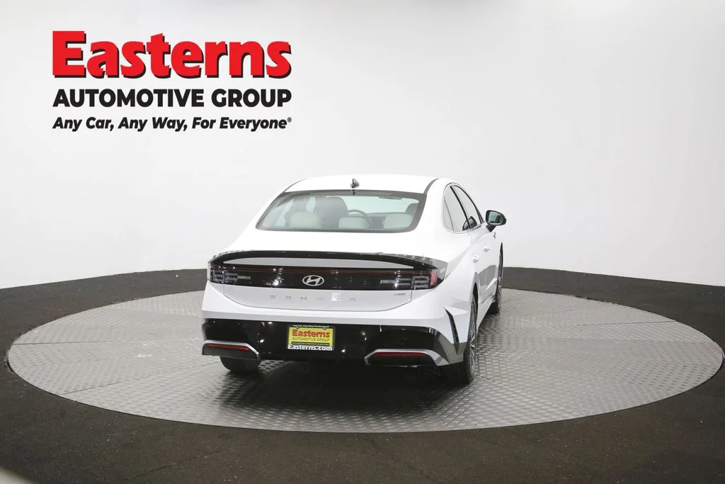 Used 2025 White Hyundai SEL image 38