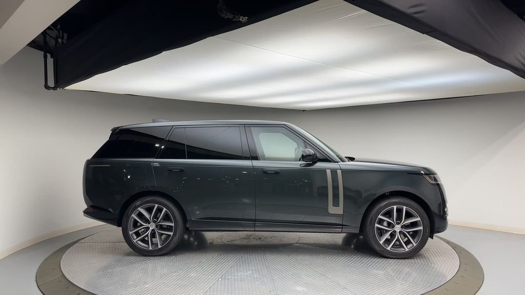 Used 2024  Land Rover SE image 9