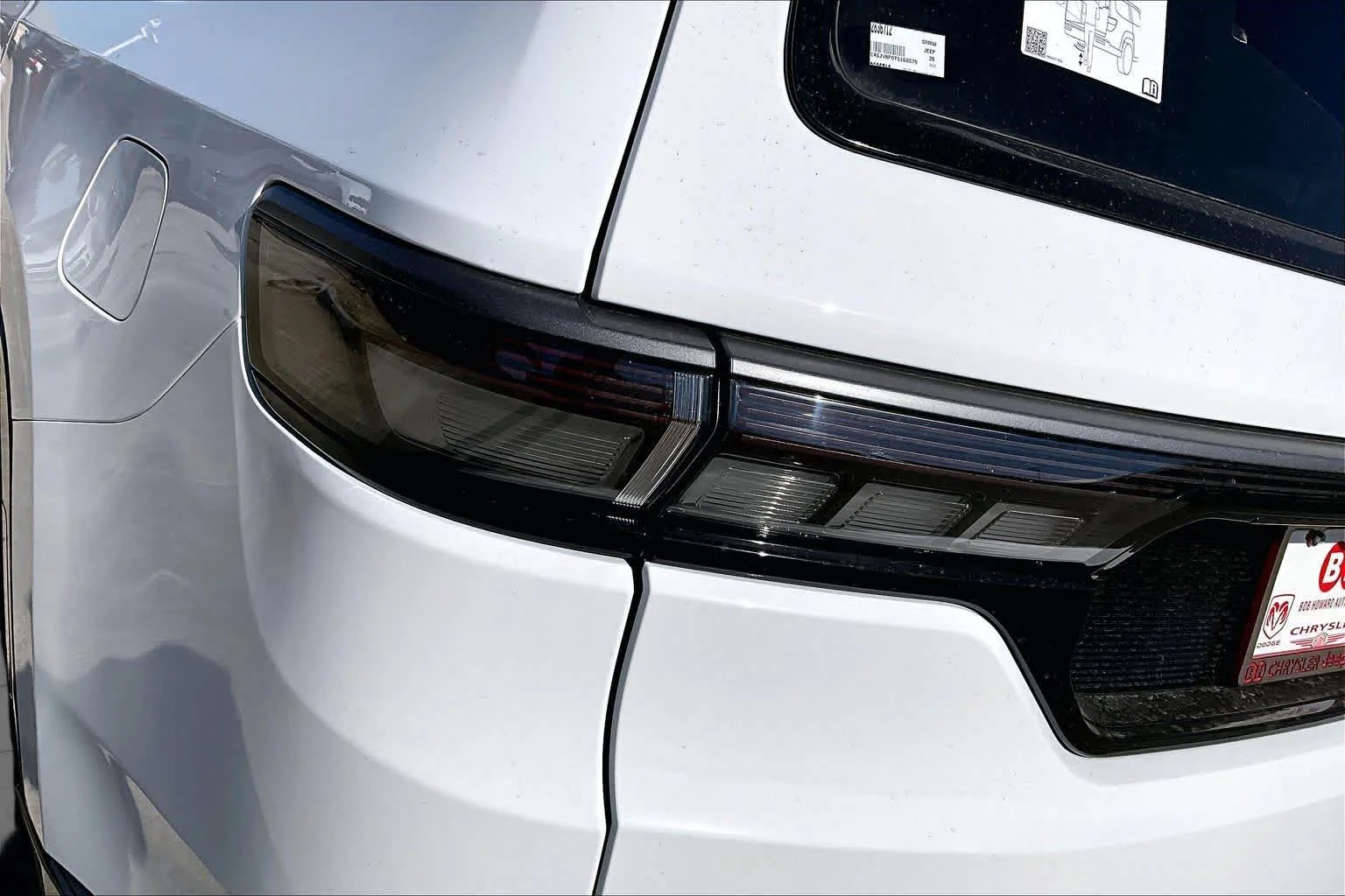 New 2026 Bright White Clear-Coat Exterior Paint Jeep Limited Altitude image 15