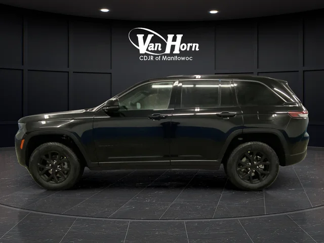 New 2026 Diamond Black Crystal Pearl-Coat Exterior Paint Jeep Altitude image 13