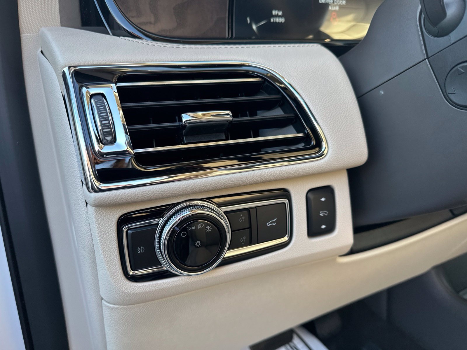 Used 2019 White Lincoln Reserve image 16