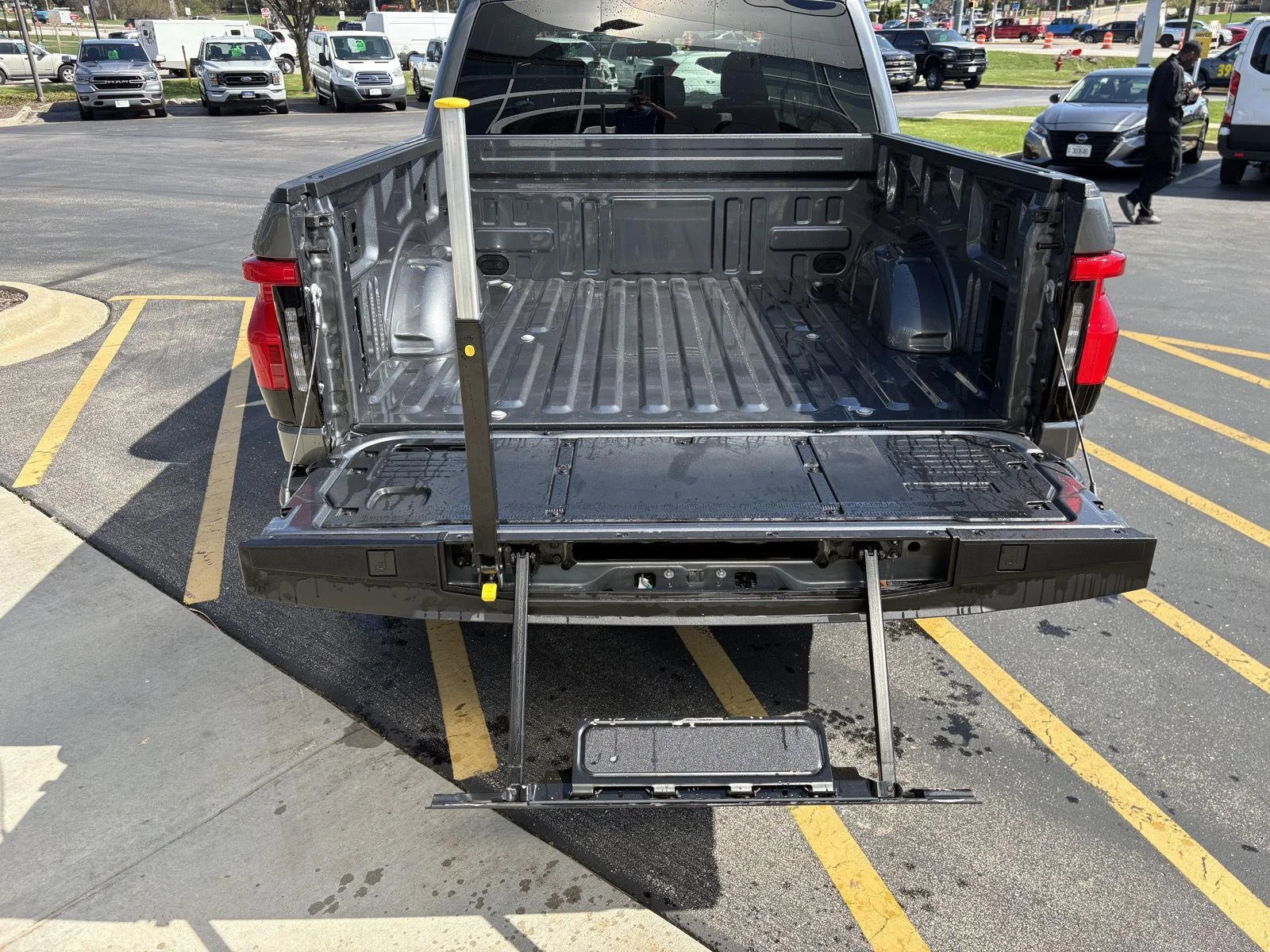 2025 Ford F-150 Lightning Flash - Photo 10