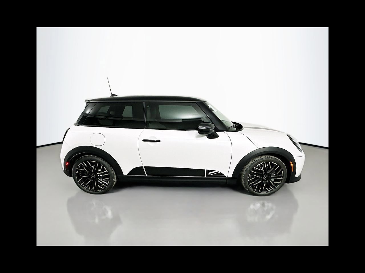 New 2026 Nanuq White Metallic MINI ICONIC image 4