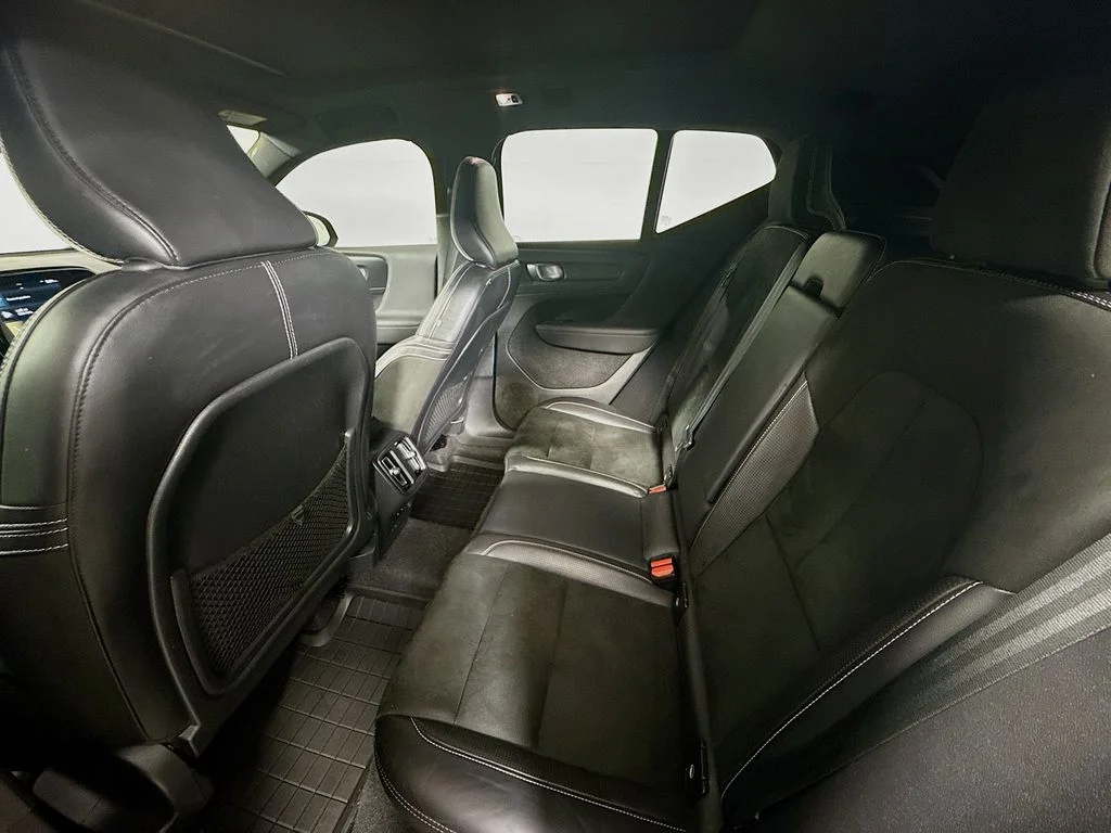 Used 2021 Glacier Silver Metallic Volvo R-Design image 25