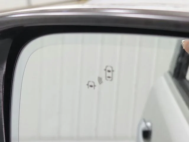Used 2022 Silver Nissan SL image 22