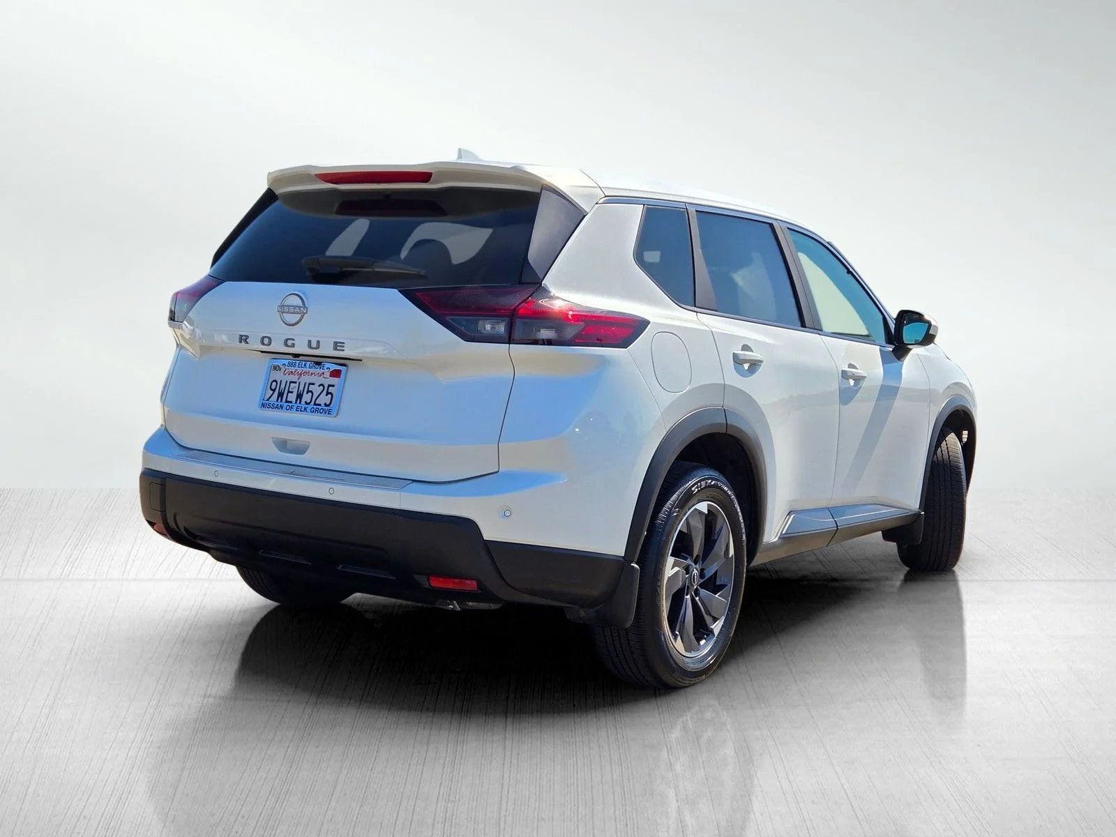 Used 2026 Everest White Pearl Tricoat Nissan SV image 4