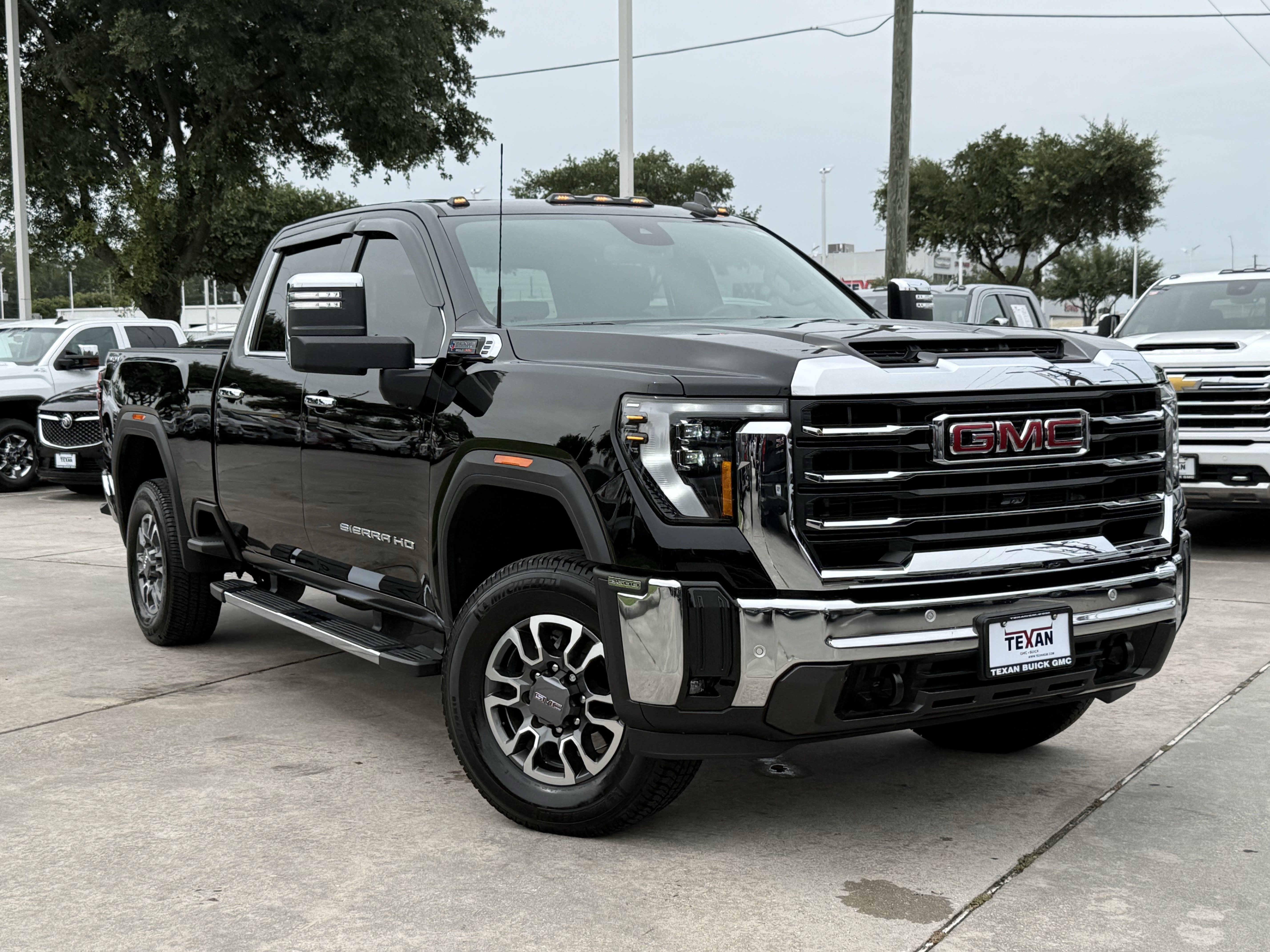 Used 2025 Onyx Black GMC SLT image 2