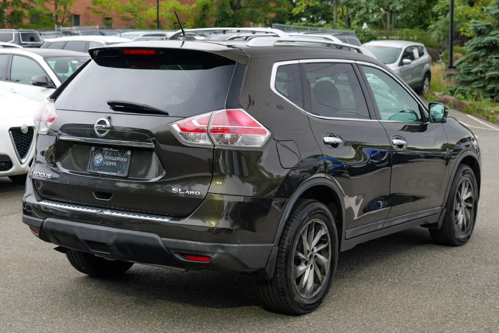 Used 2015 Midnight Jade Nissan SL image 7