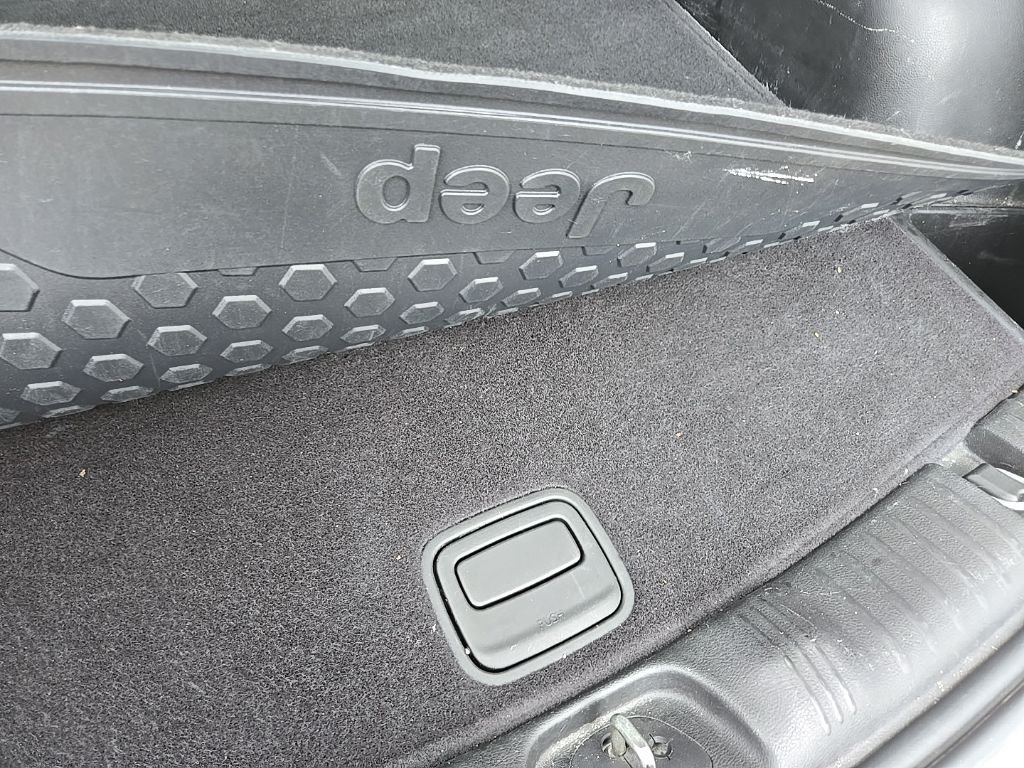 Used 2018 White Jeep Latitude image 87