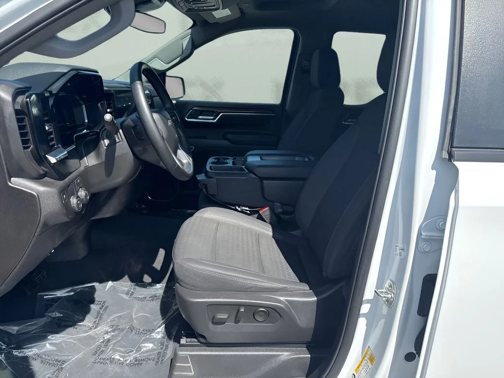 Used 2025 White Chevrolet LT image 9
