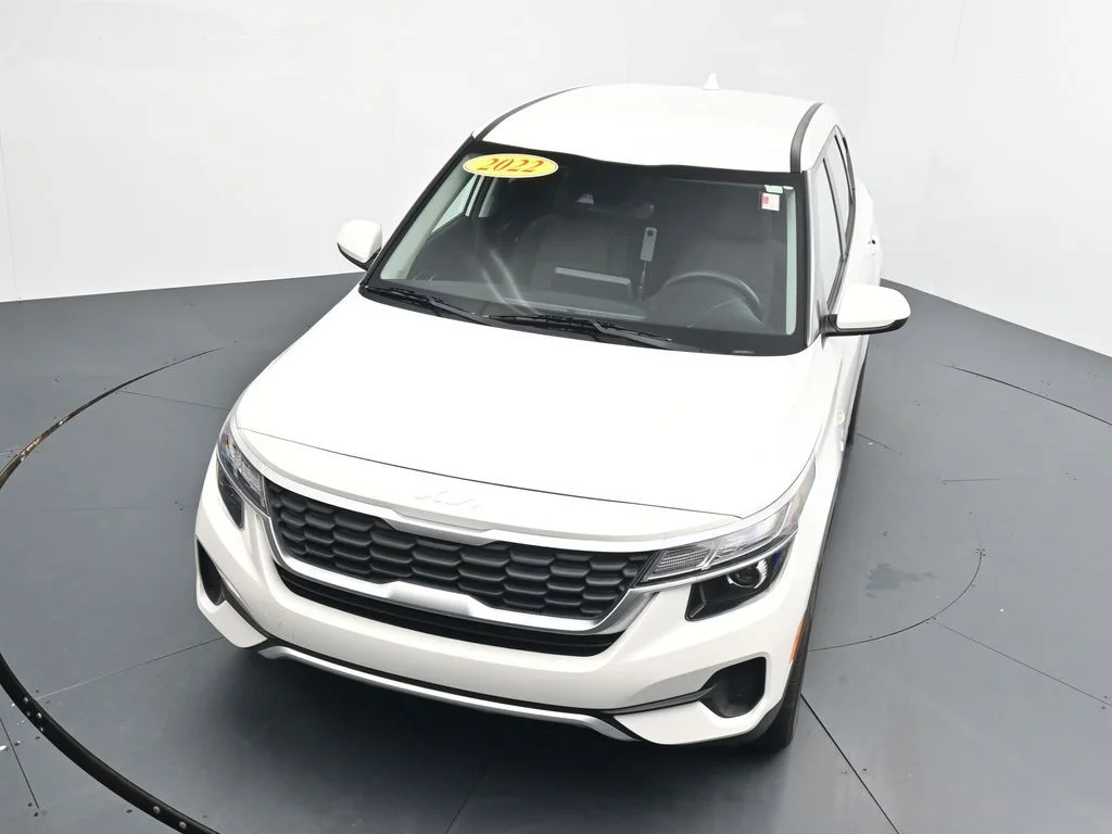 Used 2022 White Kia LX image 22